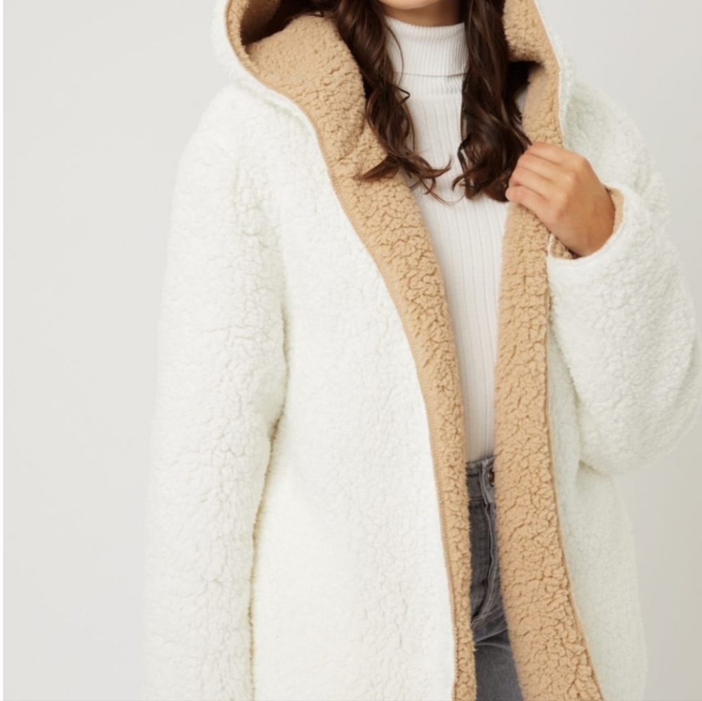 High quality faux  fur, and sherpa , really soft,  warm and comfy..